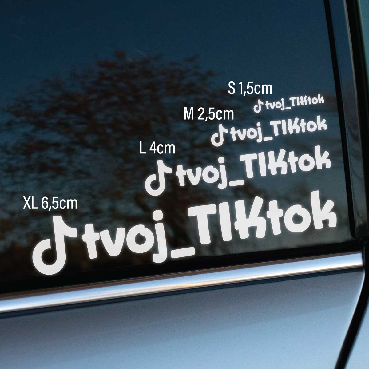 Plotrovaná nálepka na auto s TikTok logom a menom účtu, dostupná vo veľkostiach S, M, L a XL – ideálna na propagáciu profilu originálnym spôsobom.